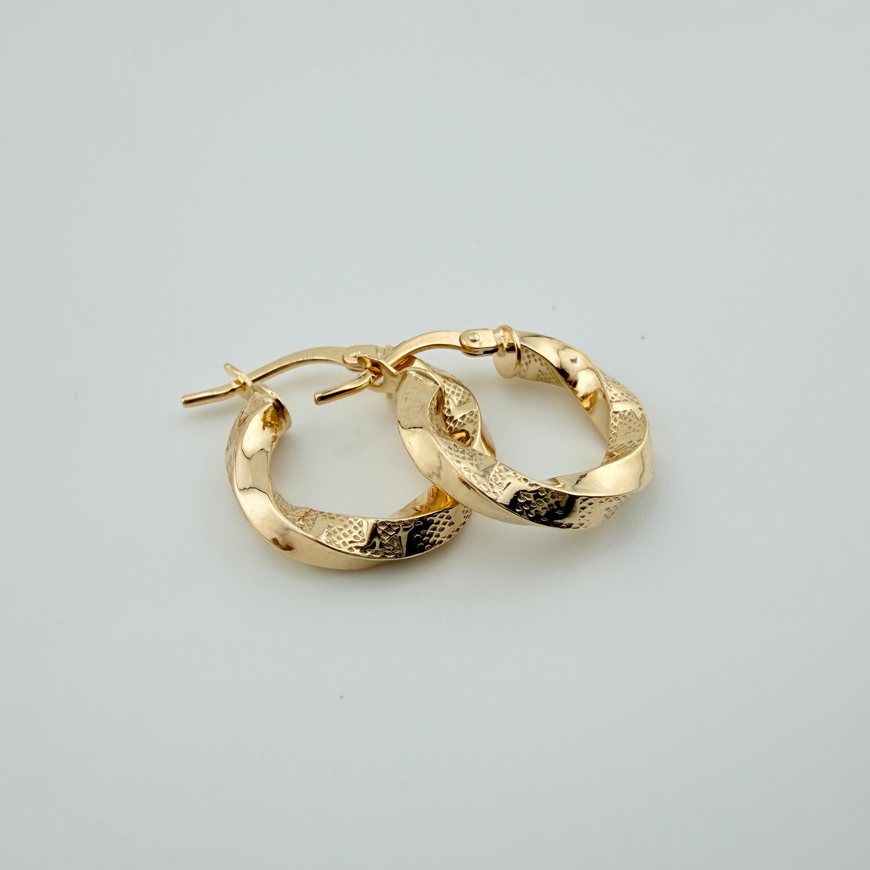 Twisted Edge Hoops 3x17